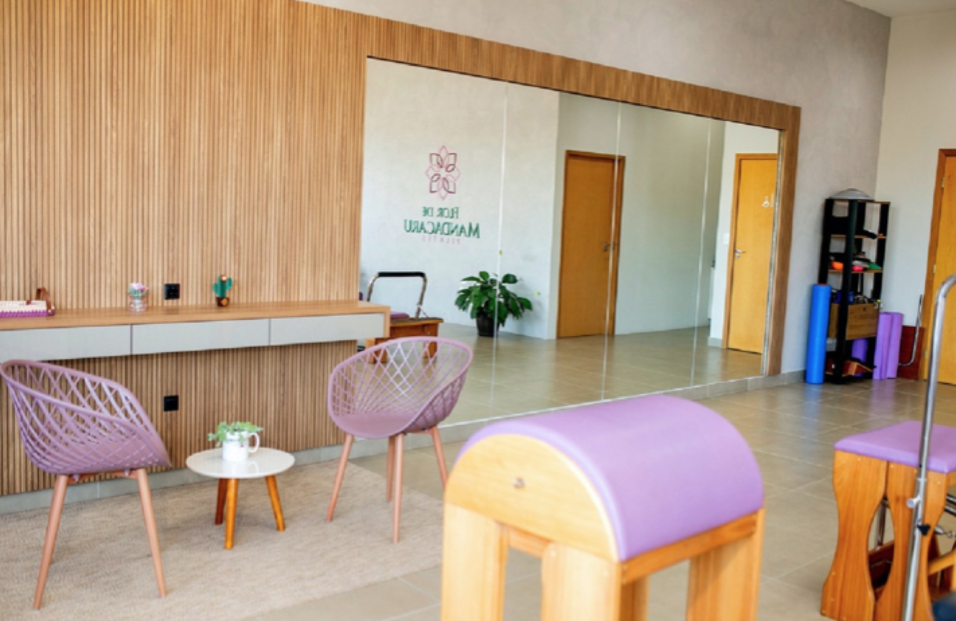 Sala de Pilates da Flor de Mandacaru com equipamentos em madeira e tons lilás